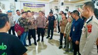 Ketua KNPI Gorontalo Utara, Yowan Sukarna memperlihatkan video pengangkutan kayu kepada Kapolda Gorontalo, Irjen Pol. Drs. Widodo. [foto:ist]