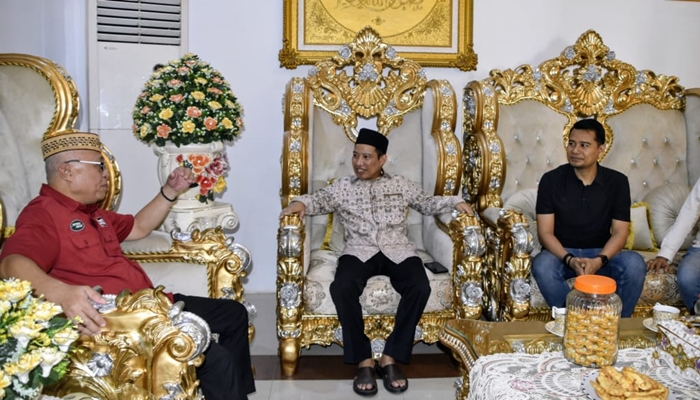 Bupati Gorontalo Sofyan Puhi menerima kunjungan Anggota DPR RI, Elnino M. Husain Mohi, di Rumah Jabatan Bupati Gorontalo, Sabtu 25 Juli 2026. [foto:dok/kominfo]