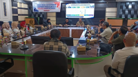 Sekda Kabupaten Gorontalo Sugondo Makmur memimpin rapat finalisasi Perkada tentang Tata Kelola BLUD Rumah Sakit. [foto:dok/kominfo]