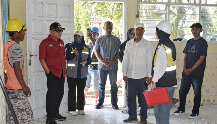 Bupati Gorontalo Sofyan Puhi bersama Kepala Dinas Pendidikan dan Kebudayaan Abdul Waris meninjau pelaksanaan pekerjaan di SDN 9 Limboto Barat, SDN 1 Limboto, dan SDN 18 Telaga Biru, Sabtu 25 Juli 2026. [foto:dok/kominfo]
