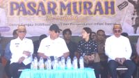 Anggota DPRD Provinsi Gorontalo, Yeyen S. Sidiki (ketiga dari kiri) hadir bersama gubernur dan sejumlah pejabat, pada Pasar Murah Bersubsidi. [foto:dok/humas]