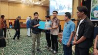 PLN Nusantara Power UP Gorontalo menerima Penghargaan PROPER Peringkat Biru Periode 2023–2024 sebagai apresiasi atas konsistensi dalam memenuhi kewajiban dan menjaga kinerja pengelolaan lingkungan. [foto:dok/pln]