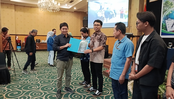 PLN Nusantara Power UP Gorontalo menerima Penghargaan PROPER Peringkat Biru Periode 2023–2024 sebagai apresiasi atas konsistensi dalam memenuhi kewajiban dan menjaga kinerja pengelolaan lingkungan. [foto:dok/pln]