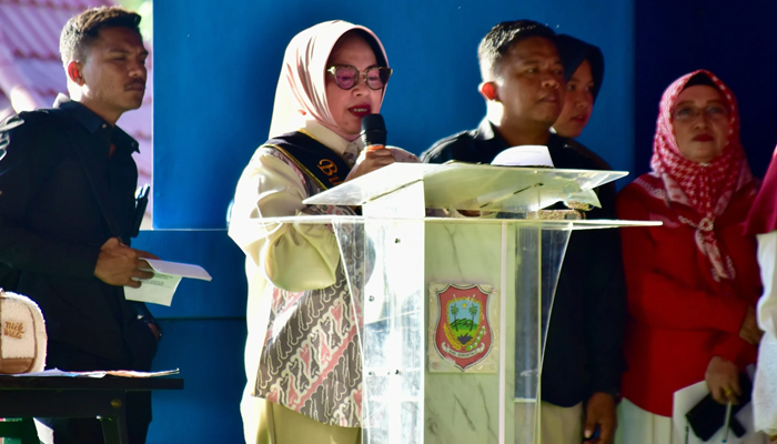 Ny. Maryam Sofyan Puhi memberikan sambutan pada kegiatan Ruang Temu Anak Forum Anak For Hulondhalo Kabupaten Gorontalo di Pentadio Resort, Kecamatan Telaga Biru, Ahad 23 Agustus 2026. [foto:dok/kominfo]