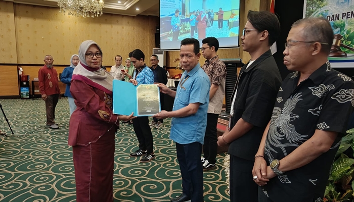 Perwakilan PLN Nusantara Power Unit Pembangkitan Gorontalo menerima penghargaan PROPER Biru sebagai apresiasi atas komitmen perusahaan dalam menjaga kepatuhan dan keberlanjutan pengelolaan lingkungan. [foto:dok/pln]
