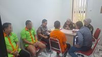 Polda Gorontalo menyerahkan tersangka dugaan penyelundupan sianida ke Kejari Gorontalo Utara. [foto:dok/humas]