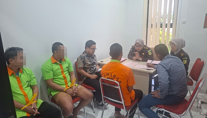 Polda Gorontalo menyerahkan tersangka dugaan penyelundupan sianida ke Kejari Gorontalo Utara. [foto:dok/humas]