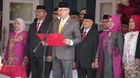 Ketua DPRD Provinsi Gorontalo, Idrus MT. Mopili bertindak sebagai pembaca Teks Proklamasi, pada Upacara Detik Detik Proklamasi di Halaman Rujab Gubernur. [foto:dok/humas]