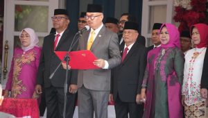 Ketua DPRD Provinsi Gorontalo, Idrus MT. Mopili bertindak sebagai pembaca Teks Proklamasi, pada Upacara Detik Detik Proklamasi di Halaman Rujab Gubernur. [foto:dok/humas]