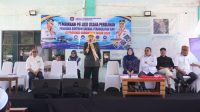 Wakil Ketua Komisi II, Meyke Camaru bersama anggota, saat hadir pada penyerahan bantuan untuk nelayan di Bone Bolango. [foto:dok/humas]