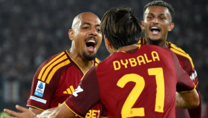 Pemain AS. Roma, Donyell Malen, Paulo Dybala dan Wesley Vinícius França Lima saat selebrasi usai mencetak gol ke gawang Fiorentina, Selasa 25 Agustus 2026. [foto:dok]