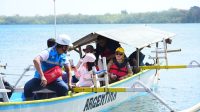 Mendatangi Pulau Dudepo, Anggota DPR RI, Rusli Habibie dan Wakil Gubernur Gorontalo, Idah Syahidah harus menggunakan perahu kecil. [foto:dok/timrh]
