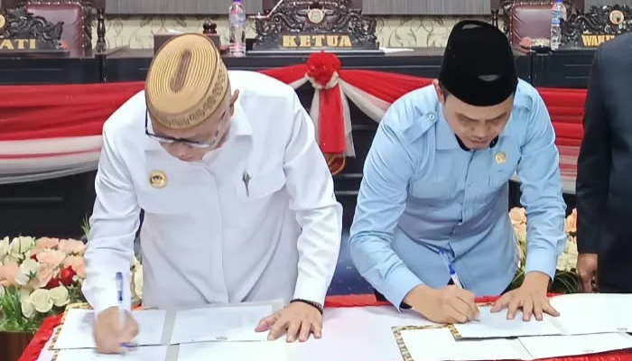 Bupati Gorontalo, Sofyan Puhi bersama Ketua DPRD, Zulfikar Usira saat menandatangani KUA-PPAS 2027. [foto;dok/kominfo]