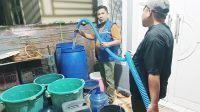 Kepala Dinas Sosial, Pemberdayaan Masyarakat Desa, Haris S. Tome memimpin penyaluran ke 10 titik di Desa Bongohulawa, Kecamatan Bongomeme. [foto:dok/dinsos]