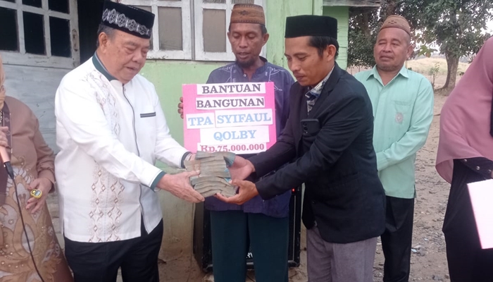 Anggota DPRD Provinsi Gorontalo, dari Fraksi Partai Golkar, Sun Biki saat menyerahkan bantuan ke PTQ Syifaul Qolby. [foto:dok/pendamping]