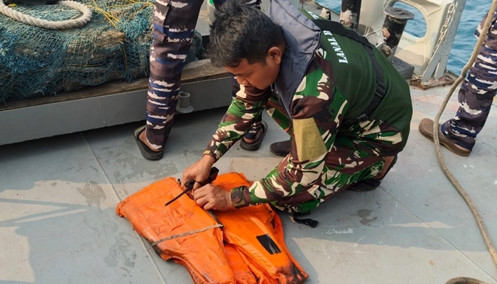 Life jacket yang ditemukan Tim SAR Gabungan di Selat Sunda, Kamis, 10 September 2026. [foto:dok/ist/rmol]