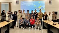 PLN Nusantara Power UP Gorontalo bersama narasumber dari Polda Gorontalo mengabadikan momen kebersamaan dalam kegiatan sosialisasi. [foto:dok/pln]