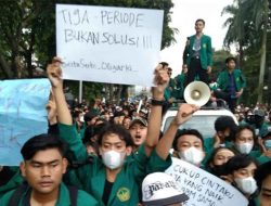 Sejumlah mahasiswa melakukan unjuk rasa di depan Istana Bogor pada Sabtu (09/04/2022). (Foto: Istimewa/Sofyansyah/Radar Bogor)