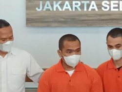 Tersangka kasus dugaan pengeroyokan, Putra Siregar dan Rico Valentino di Polres Metro Jakarta Selatan, Rabu (13/04). (Foto: Istimewa/Firda Junita/JPNN.com)