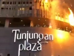 Tunjungan Plaza Surabaya Terbakar. (Foto: Istimewa/Tangkapan Layar)