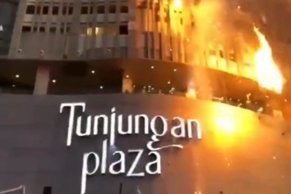 Tunjungan Plaza Surabaya Terbakar. (Foto: Istimewa/Tangkapan Layar)