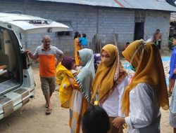 TGC Puskesmas Dulupi ketika hadir di tengah masyarakat, memberikan pelayanan kepada seorang bayi yang mengidap penyakit Hidrosefalus, dan membutuhkan penanganan medis. (Foto : Istimewa)