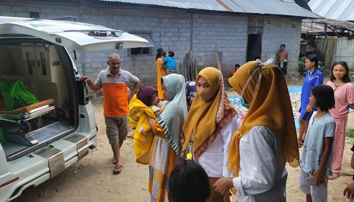 TGC Puskesmas Dulupi ketika hadir di tengah masyarakat, memberikan pelayanan kepada seorang bayi yang mengidap penyakit Hidrosefalus, dan membutuhkan penanganan medis. (Foto : Istimewa)