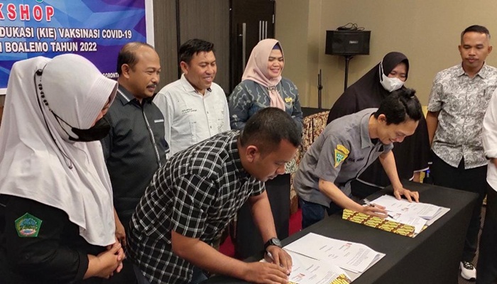 Penandatanganan MoU antara Dinas Kesehatan Boalemo dengan sejumlah media usai acara Workshop di Kota Gorontalo. (Foto : Ist)