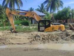 Satu alat berat yang dikerahkan untuk menormalisasi Sungai di Desa Taluduyunu Utara, Jumat (15/7/2022). (Foto: Ist)