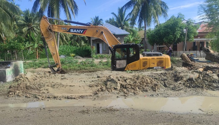 Satu alat berat yang dikerahkan untuk menormalisasi Sungai di Desa Taluduyunu Utara, Jumat (15/7/2022). (Foto: Ist)