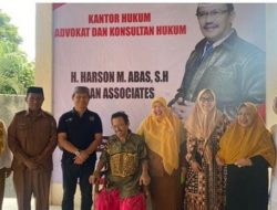 Penjabat Gubernur Gorontalo, Hamka Hendra Noer bersama istri saat menjenguk Harson Abas yang sedang sakit. (Foto: Istimewa)