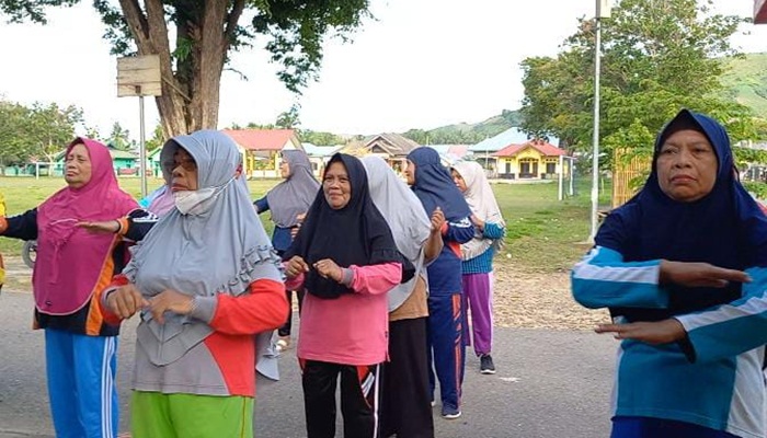 Senam Prolanis yang digelar pihak Puskesmas Dulupi, dalam rangka memeriahkan HUT BPJS Kesehatan ke-54. (Foto : Ist)