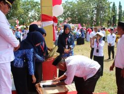 Penandatangan Komitmen bersama oleh Kepala Dusun dan disaksikan langsung oleh Camat Dulupi dan Kepala Puskesmas Dulupi, terkait Stop BABS. (Foto : Istimewa)