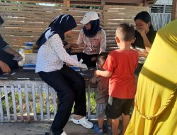 Pemeriksaan darah oleh Tim Medis Puskesmas Dulupi kepada warga Dulupi. (Foto : Istimewa)