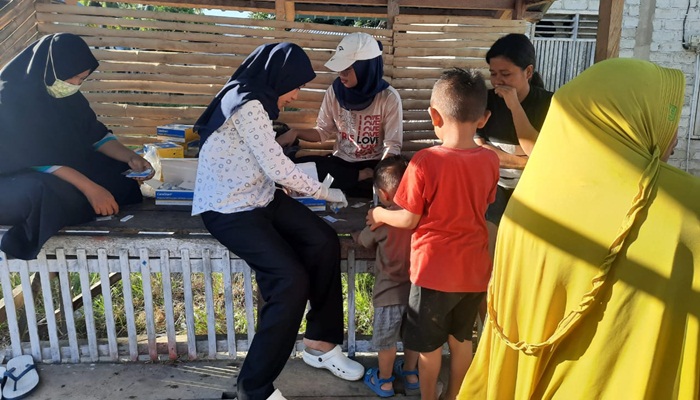 Pemeriksaan darah oleh Tim Medis Puskesmas Dulupi kepada warga Dulupi. (Foto : Istimewa)