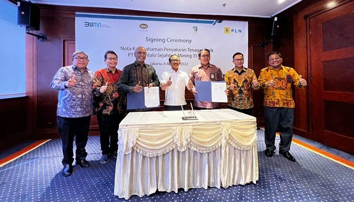 Foto bersama usai Penandatanganan MoU antaara PT GSM dengan PT PLN Senin (8/8/2022) di Jakarta. (Foto: Ist).