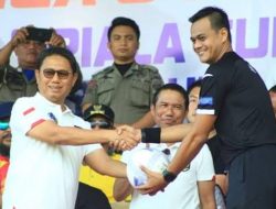 Pada pembukaan turnamen Liga 3 Gorontalo, Penjagub Hamka Hendra Noer turut menyerahkan bola kepada salah satu perwakilan wasit yang nantinya akan memimpin pertandingan liga III, Ahad (28/8/2022).