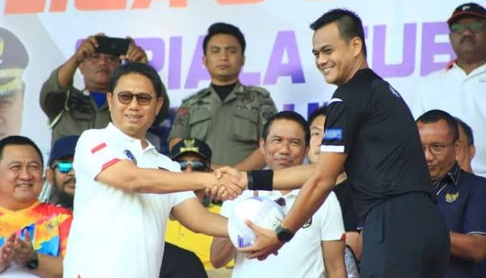 Pada pembukaan turnamen Liga 3 Gorontalo, Penjagub Hamka Hendra Noer turut menyerahkan bola kepada salah satu perwakilan wasit yang nantinya akan memimpin pertandingan liga III, Ahad (28/8/2022).