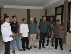 Penjagub Gorontalo, Hamka Hendra Noer saat mengunjungi asrama mahasiswa Gorontalo yang terletak di Jalan Sudirman 2 Nomor 12, Kecamatan Wenang, Manado, Sulawesi Utara, Sabtu (23/7/2022). (Foto: Istimewa)