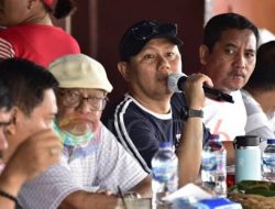 Penjagub Gorontalo, Hamka Hendra Noer memberikan sambutan pada pertemuan dengan tokoh masyarakat yang tergabung dalam komunitas Sagela, di Warung Kopi Ano Murni, Ahad (28/8/2022). (Foto: Diskominfotik)