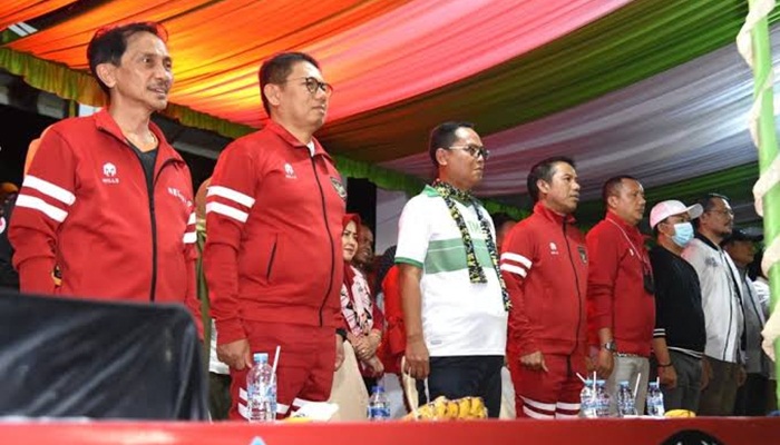 Penjabat Gubernur Hamka Noer, Sekjen PSSI Yunus Nusi, Bupati Gorontalo Utara Thoriq Modanggu, Bupati Kabupaten Gorontalo Nelson Pomalingo dan tamu undangan lainnya saat menghadiri pembukaan Bupati Ceria CUP 1, di Lapangan Taryono Kwandang, Kabupaten Gorontalo Utara, Sabtu (28/8/2022). (Foto: Ist/ Diskominfotik)