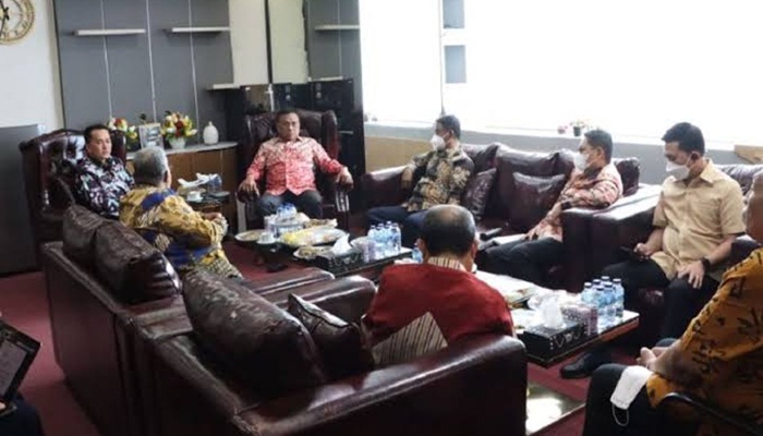 Suasana pertemuan Gubernur se Sulawesi yang tergabung dalam anggota BKPRS saat audiensi dengan Ditjen Bina Keuangan Daerah Kemendagri, Agus Fatoni, di Jakarta Pusat, Jumat (26/8/2022). (Foto : Hms Kemendagri)