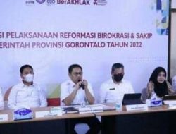 Penjagub Gorontalo, Hamka Hendra Noer tengah memaparkan penyelenggaraan RB dan SAKIP di lingkungan Pemprov Gorontalo tahun 2022 dihadapan Kemenpan-RB yang dilakukan secara daring, Rabu (24/8/2022)