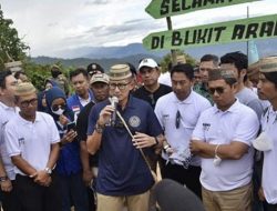 Kemenparekraf RI, Sandiaga Uno ditemani Hamka Noer saat mengunjungi Desa Wisata Lonuo Bukit Arang yang terletak di Kecamatan Tilongkabila, Kabupaten Bone Bolango, Rabu (13/7/2022). (Foto: Istimewa)