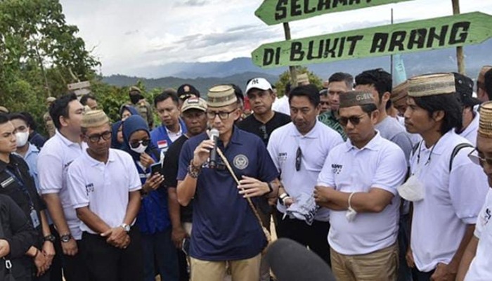 Kemenparekraf RI, Sandiaga Uno ditemani Hamka Noer saat mengunjungi Desa Wisata Lonuo Bukit Arang yang terletak di Kecamatan Tilongkabila, Kabupaten Bone Bolango, Rabu (13/7/2022). (Foto: Istimewa)