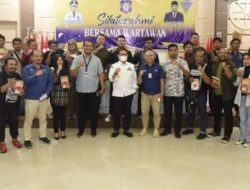 Penjabat Gubernur Gorontalo, Hamka Hendra Noer, ketika melakukan foto bersama dengan Pimpinan Media dan Wartawan di Gorontalo. (Foto: Istimewa)