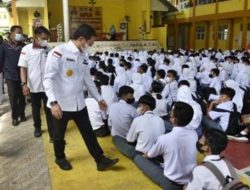 Hamka Hendra Noer saat meninjau pelaksanaan Masa Pengenalan Lingkungan Sekolah (MPLS) di SMA Negeri 1 Gorontalo, Kamis (14/7/2022). (Foto: Istimewa)