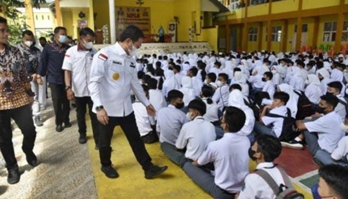 Hamka Hendra Noer saat meninjau pelaksanaan Masa Pengenalan Lingkungan Sekolah (MPLS) di SMA Negeri 1 Gorontalo, Kamis (14/7/2022). (Foto: Istimewa)