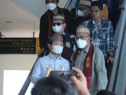 Penjabat Gubernur Gorontalo saat menyambut kedatangan Ketua KPU RI di Bandara Djalaluddin Gorontalo, Jumat (15/7/2022) pagi tadi. (Foto: Istimewa)