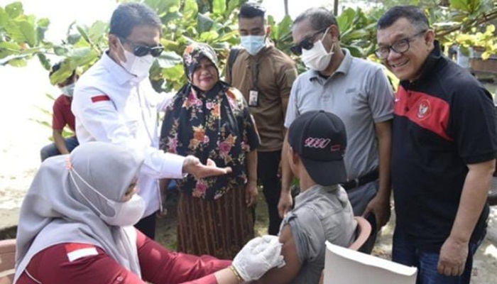 Penjabat Gubernur Gorontalo, Hamka Hendra Noer saat meninjau imunisasi anak di Desa Mutiara Laut, Kecamatan Tomilito, Kabupaten Gorontalo Utara, Sabtu (16/7/2022). (Foto: Istimewa)